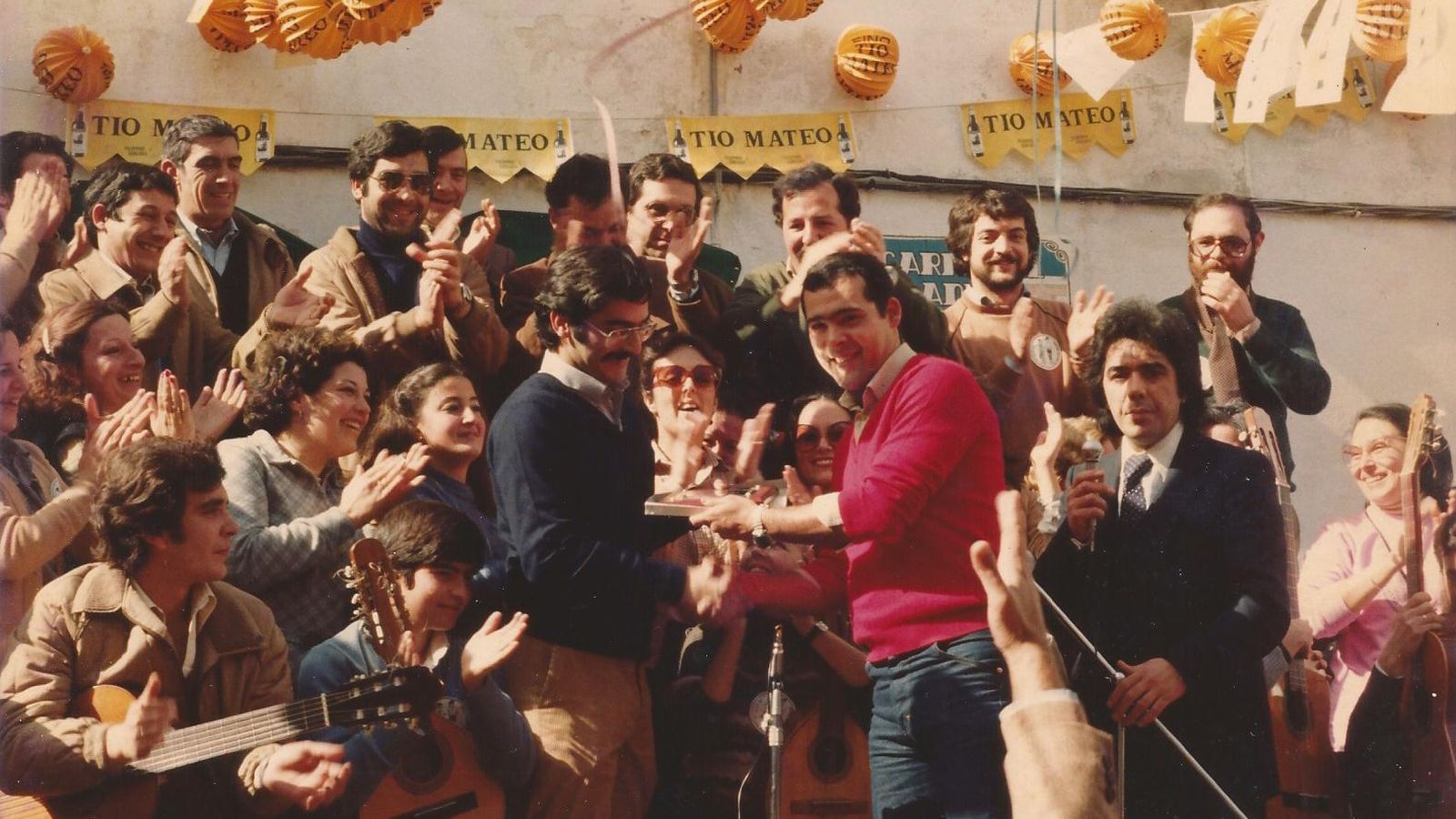 Recibiendo un trofeo en la Erizada de 1981 con ‘Los mariscaores gaditanos’.