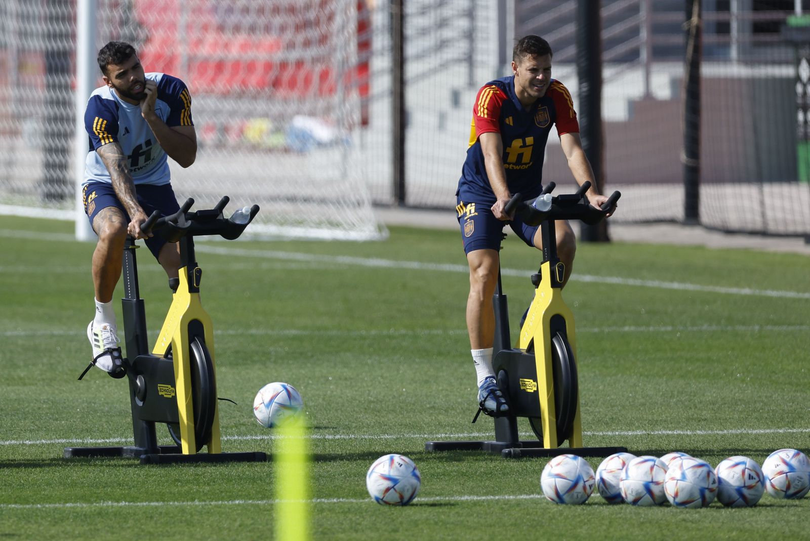 Azpilicueta y David Raya hacen rodillo en el entrenamiento del domingo de la selección española.