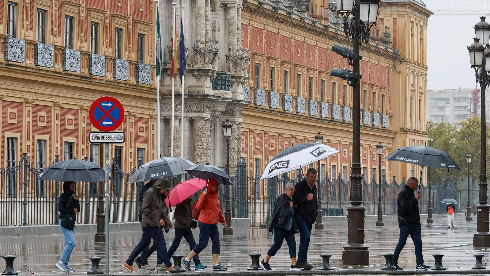 Turistas recorren las calles de Sevilla bajo la lluvia