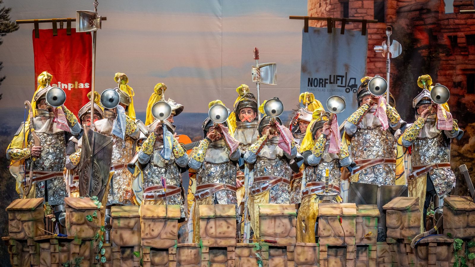 La chirigota de Écija Nos hemos venío arriba, durante la presentación.