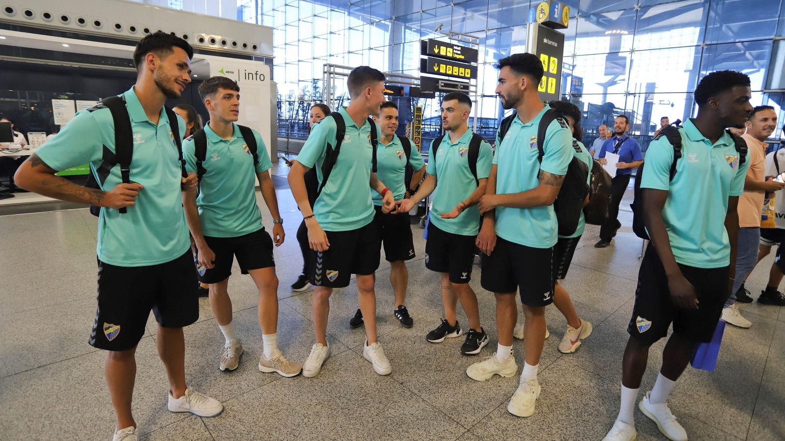 Las fotos de la afición despidiendo al Málaga en el aeropuerto antes de ir a Tarragona