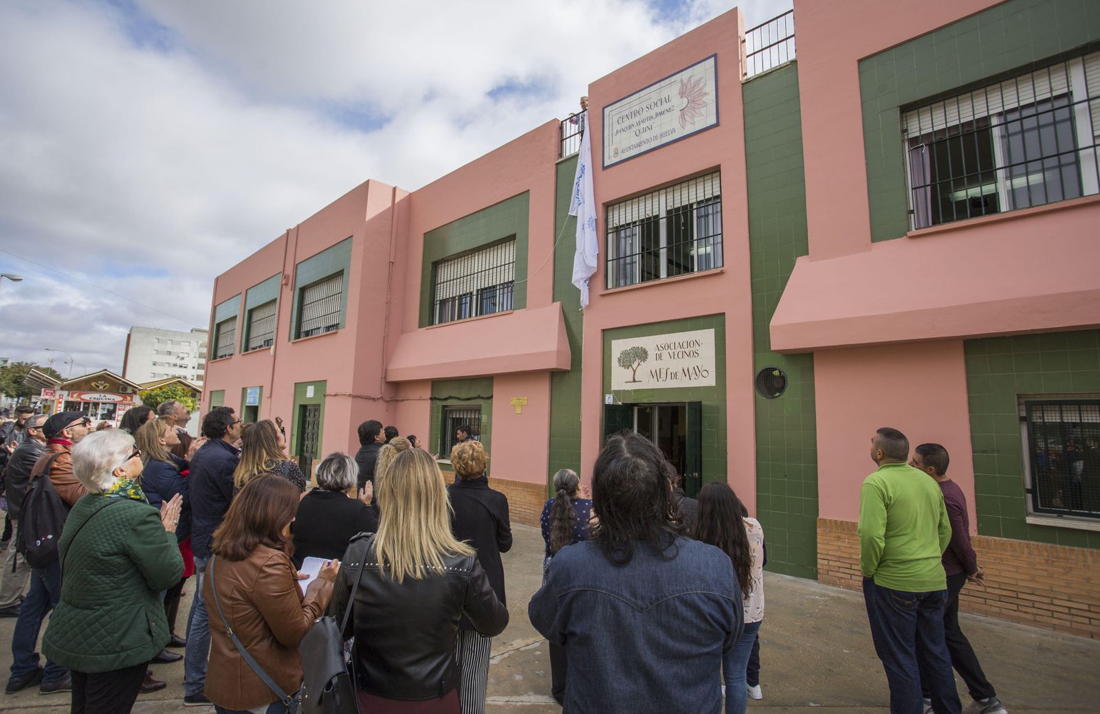 Descubrimiento del azulejo en el centro social de El Torrejón