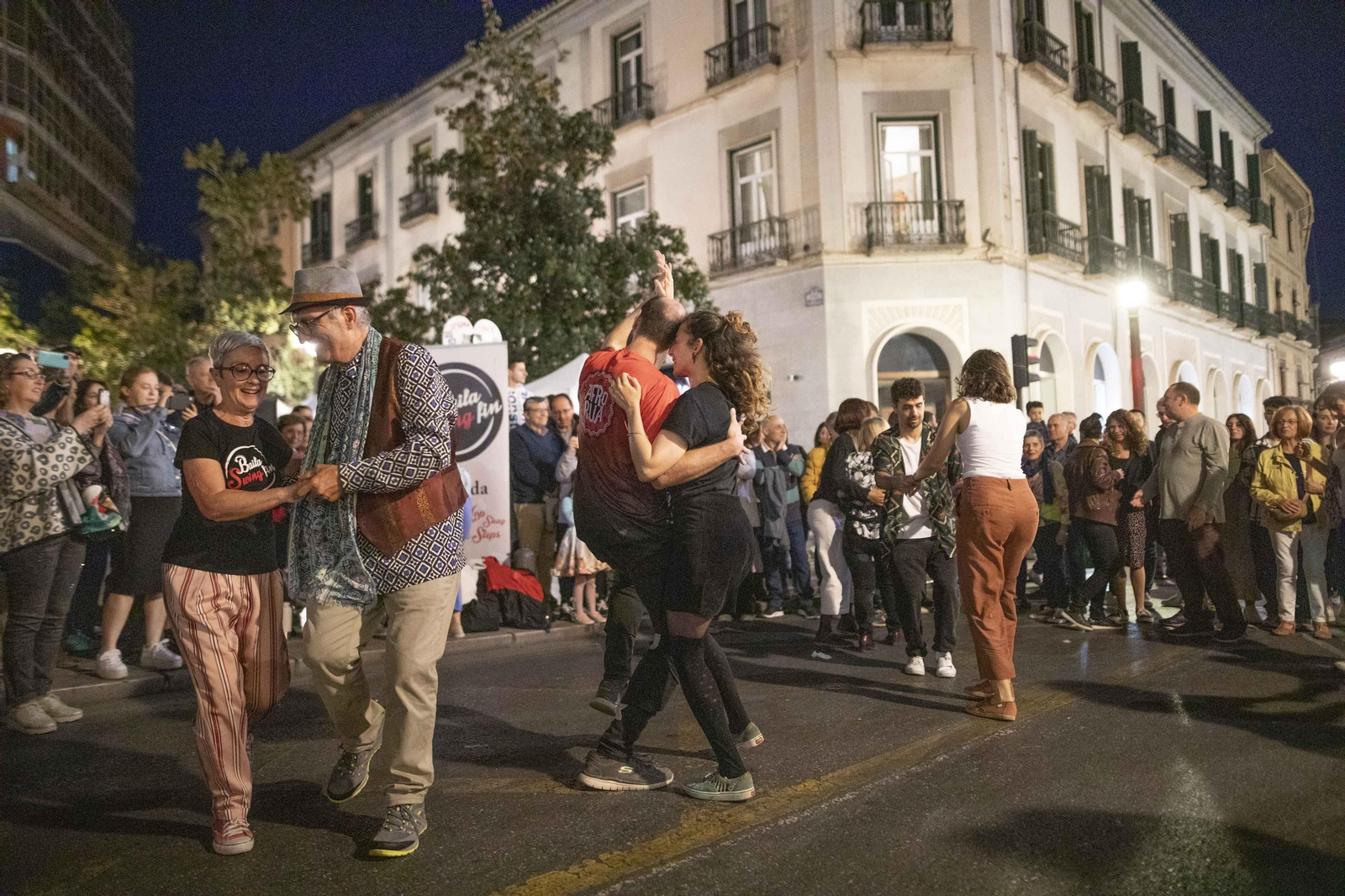 Las mejores fotos de la Noche en Blanco de Granada: del concierto de Xoel López a partidos de baloncesto