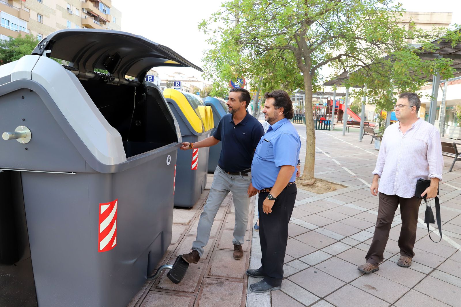 El teniente de alcaldesa José Antonio Díaz prueba un contenedor nuevo instalado en Madre de Dios.