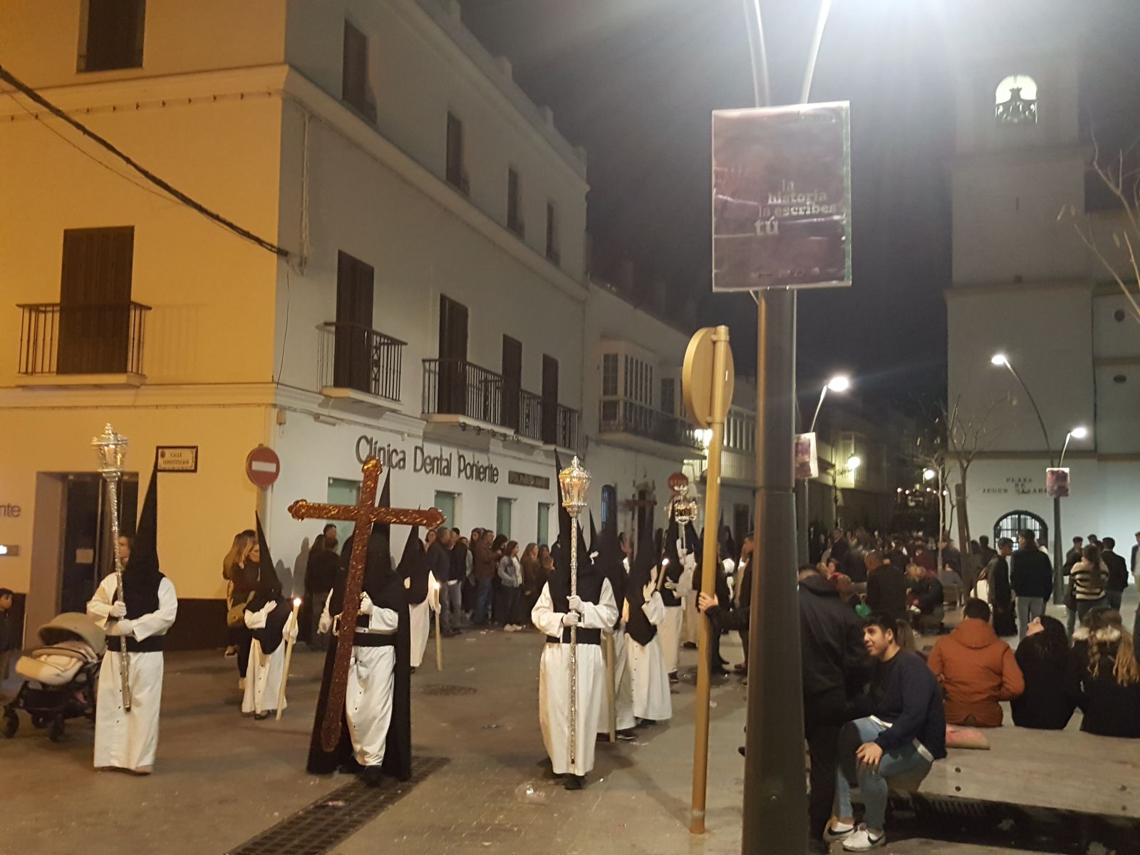 Un momento de la procesión de La Soledad a su paso por la Plaza Jesús Nazareno, donde se pueden apreciar los carteles electorales de Unidas Podemos.