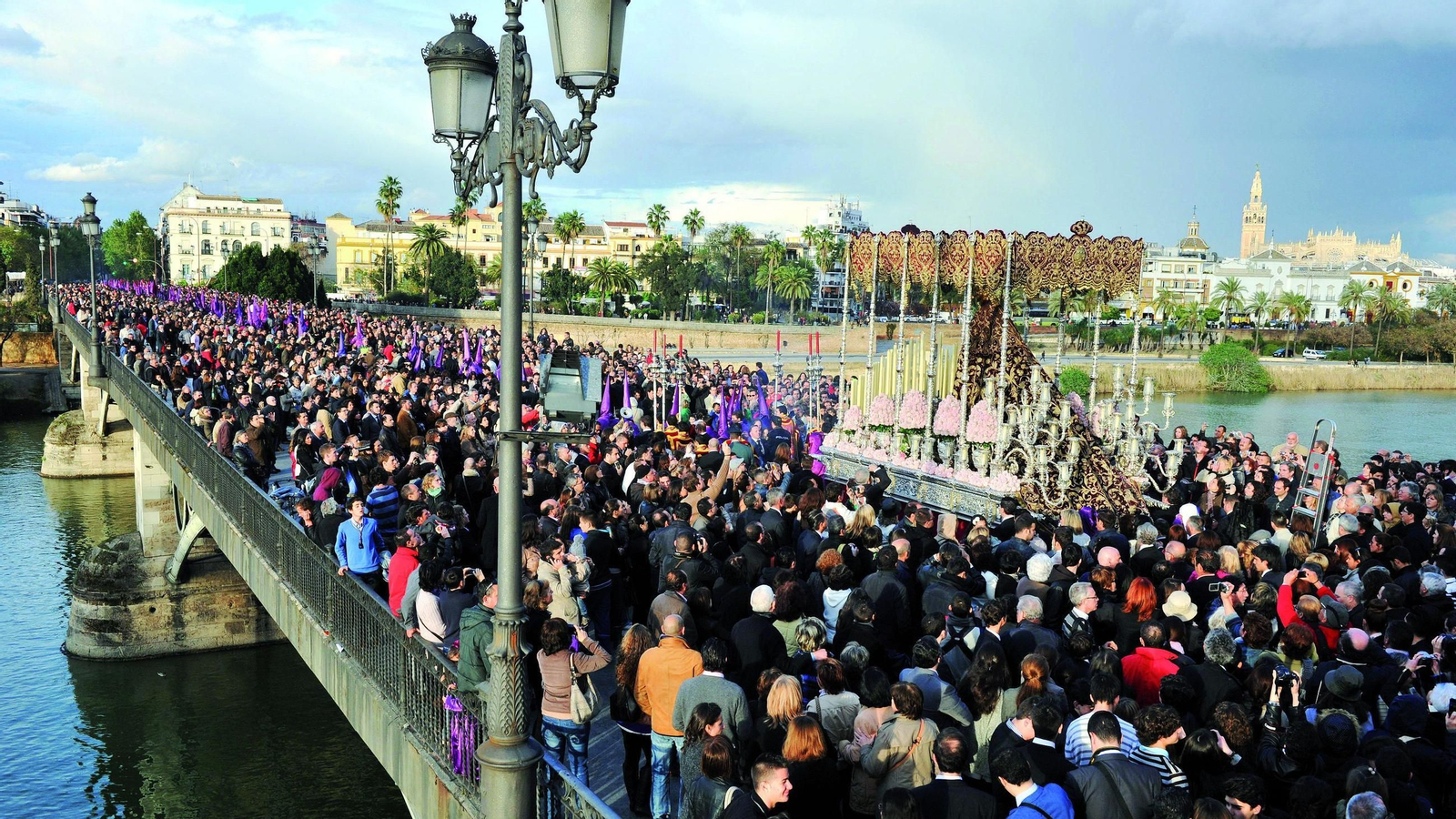 La Virgen de la O, camino de Sevilla. La Virgen de la O, camino de Sevilla.