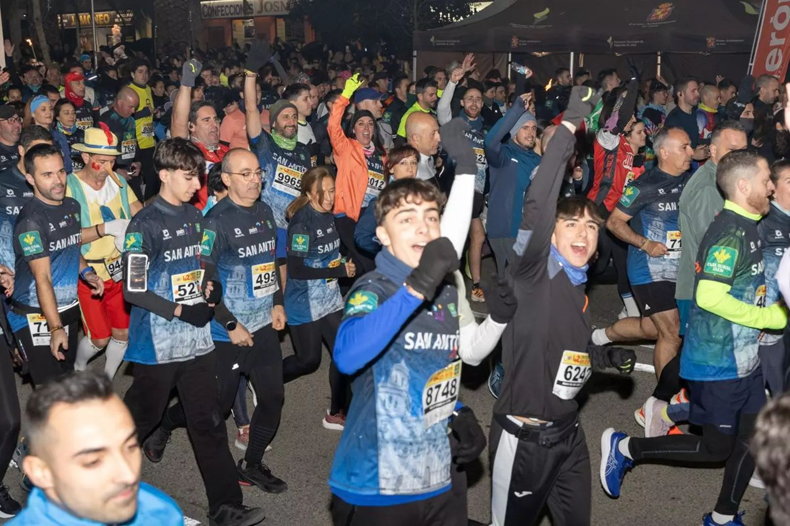 Corredores y corredoras de la San Antón, en la salida de la pasada edición.