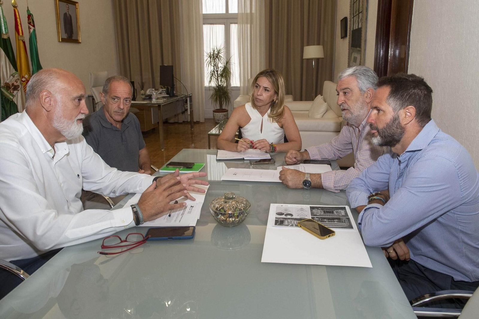 Almudena Martínez con Vidal y personal técnico reunidos sobre Ifeca. Almudena Martínez con Vidal y personal técnico reunidos sobre Ifeca.