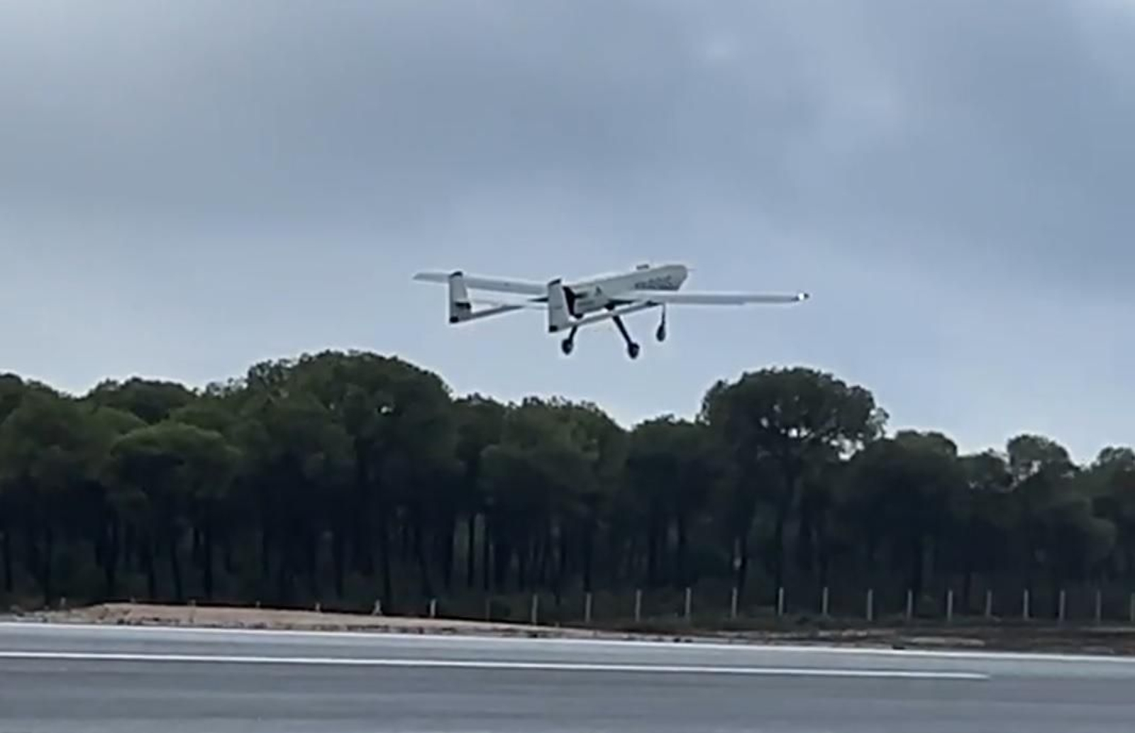 El UAS Tarsis durante su despegue desde el CEUS, en El Arenosillo.