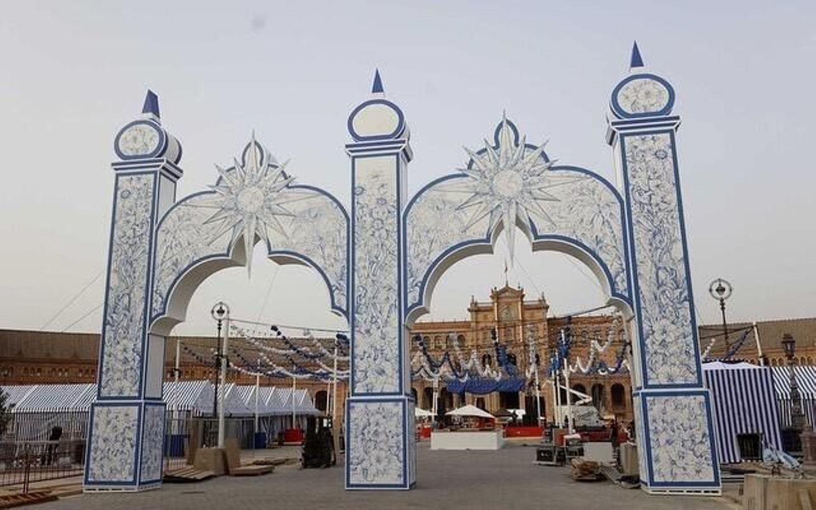 Puente Genil ilumina el desfile de Dior en Sevilla