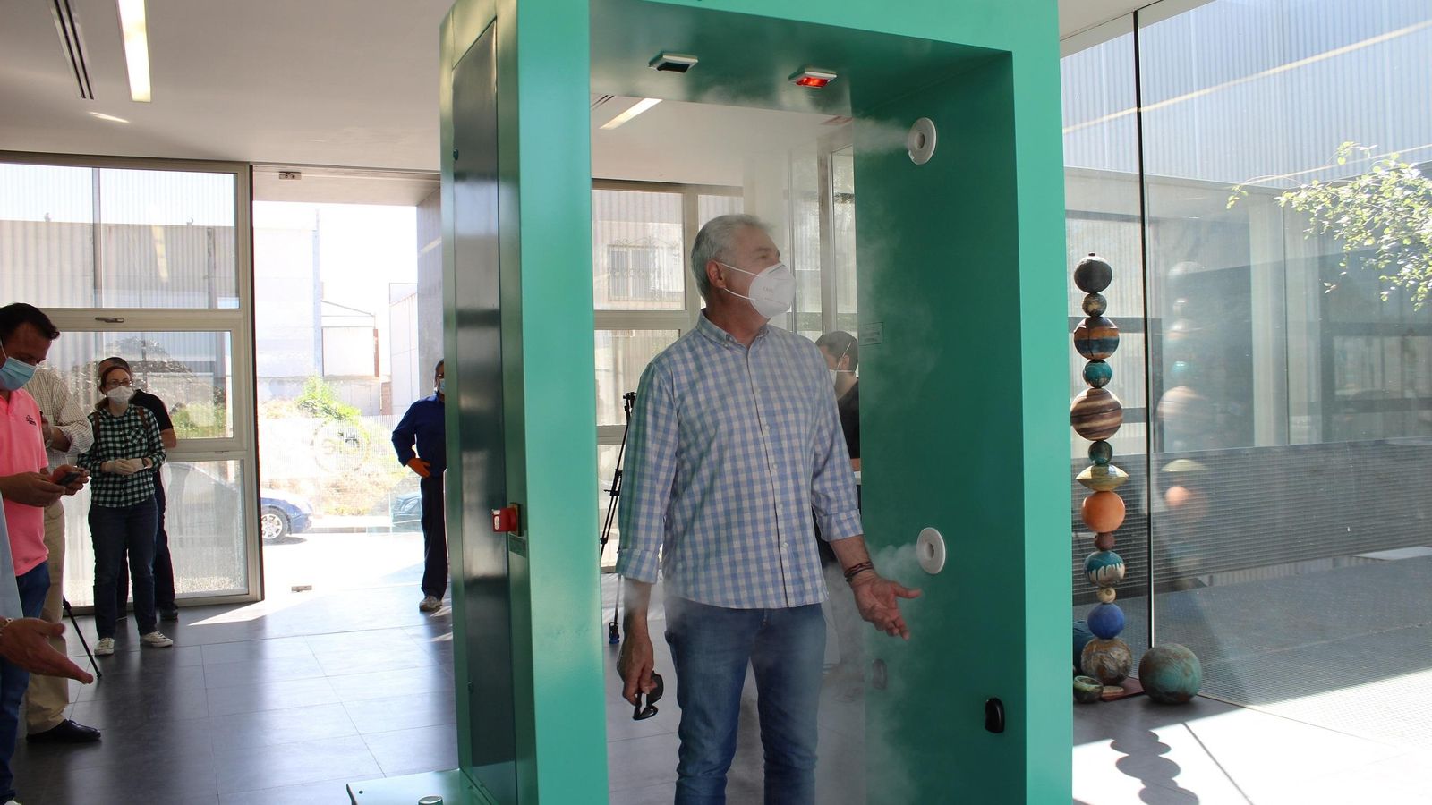 El alcalde de Fernán Núñez, Alfonso Alcaide, prueba el arco Nebula700.