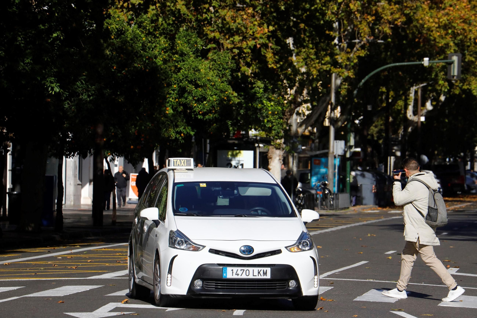 Un taxi circula por la ciudad. Un taxi circula por la ciudad.