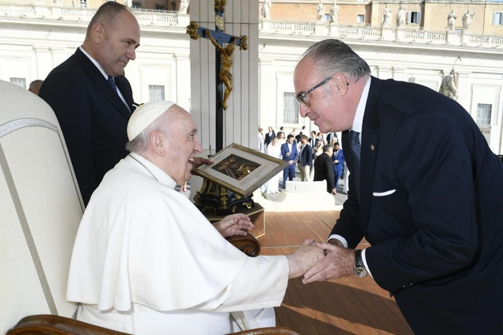 El papa Francisco saluda a Eduardo del Rey tras recibir el cuadro con la foto de Jesús Nazareno.