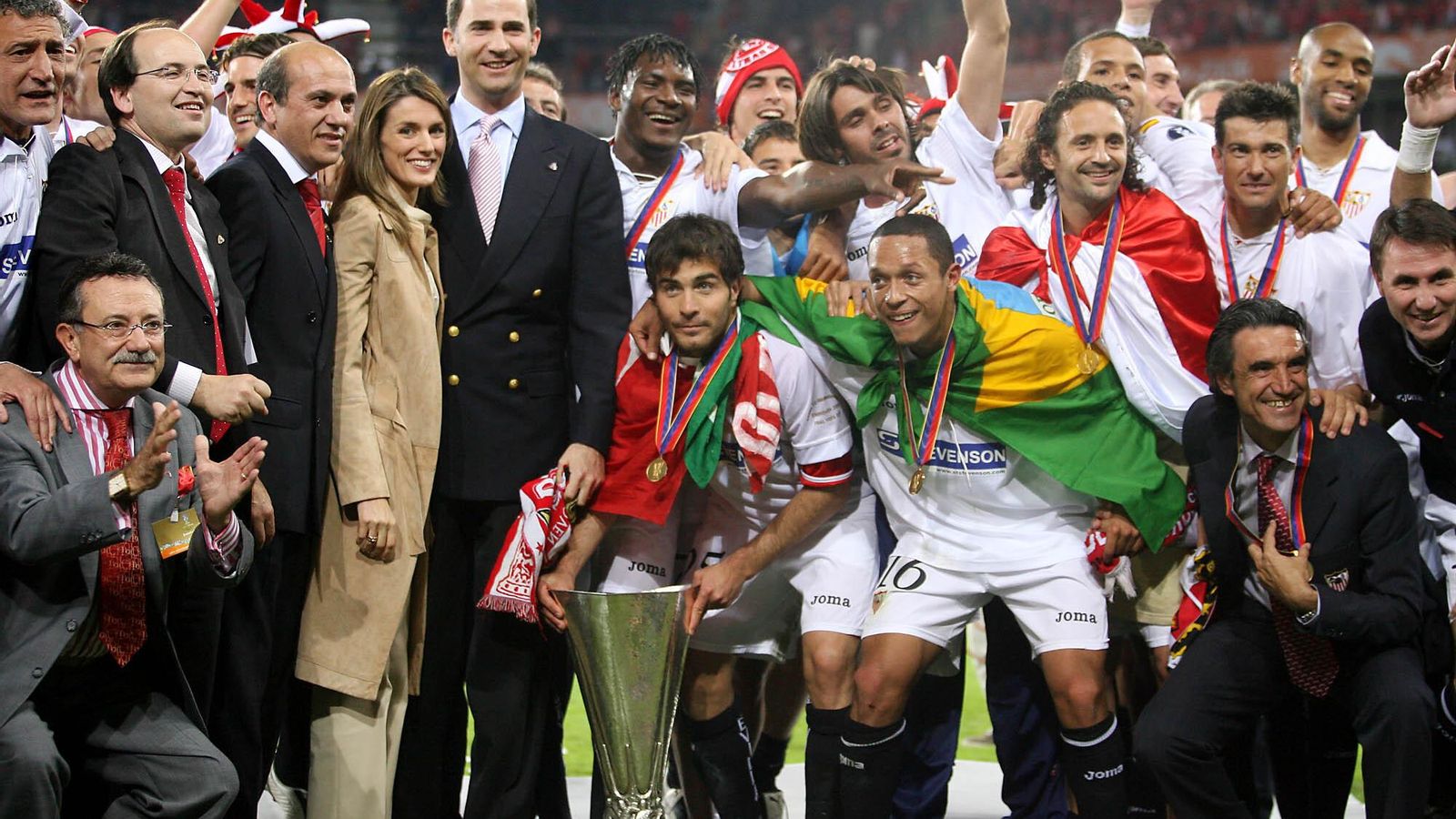 Castro y Del Nido celebran junto a los entonces Príncipes de Asturias la UEFA que muestra Maresca.