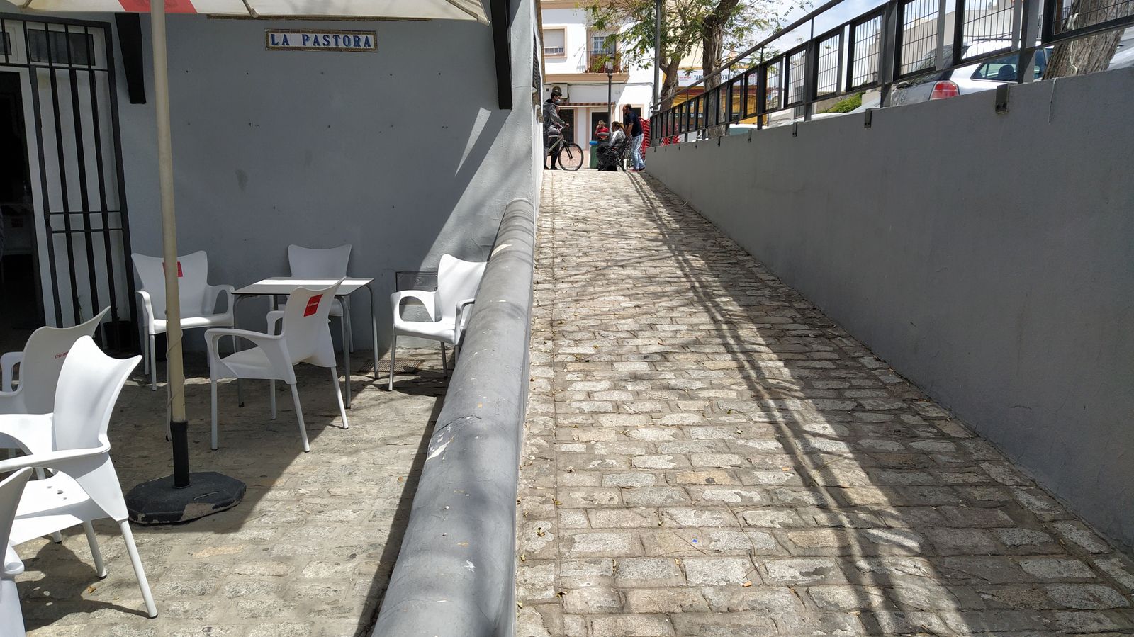 Rampa de acceso al local social de la asociación vecinal del barrio de La Pastora.