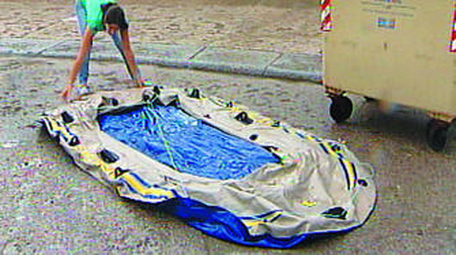 Así es el juguete en el que cruzaron el Estrecho los niños, la típica balsa para jugar en la playa.