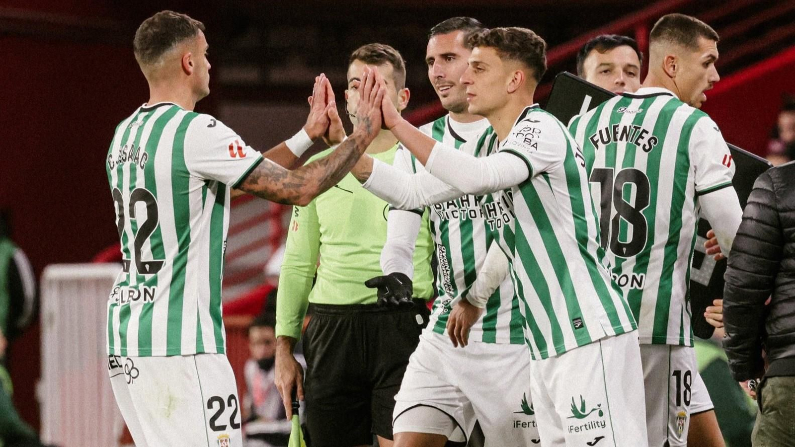 Juan María Alcedo salta al campo en Granada en sustitución de Carlos Isaac.