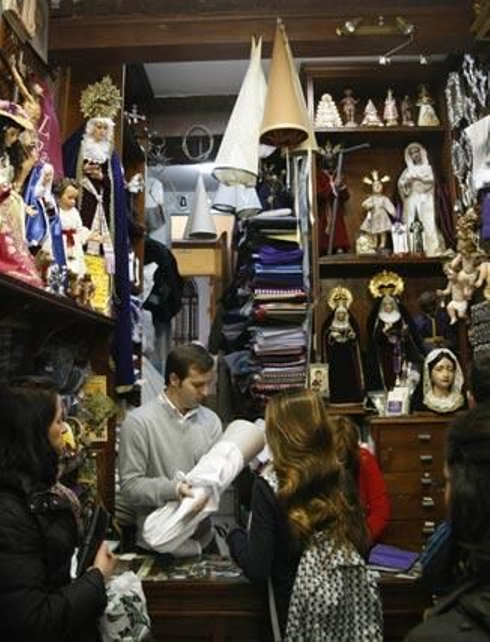 Los clientes acuden a realizar o recoger sus encargos ante la cercanía de la Semama Santa. 

Foto: Fco. Lorca