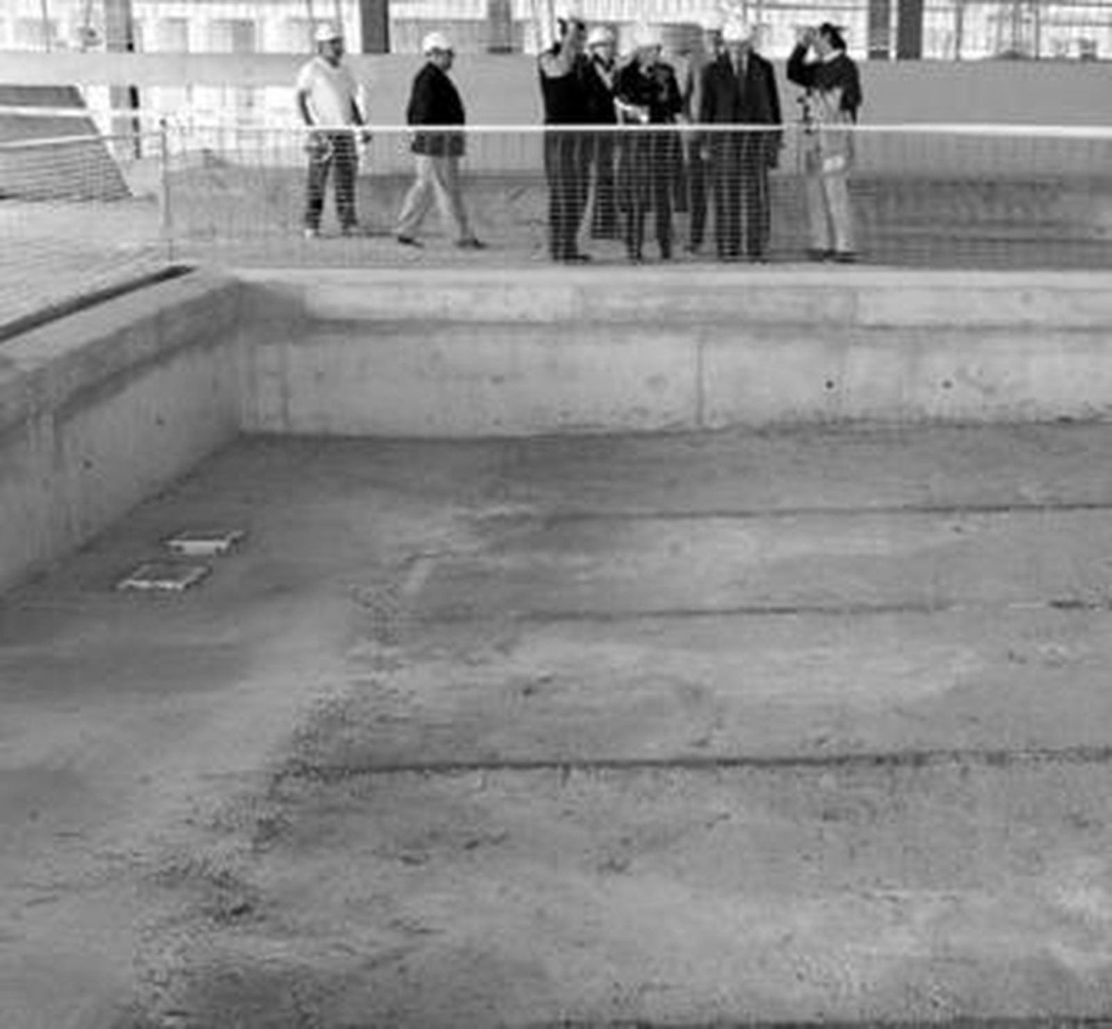 La alcaldesa de Cádiz, Teófila Martínez, observa el estado de las obras de la piscina de Astilleros.