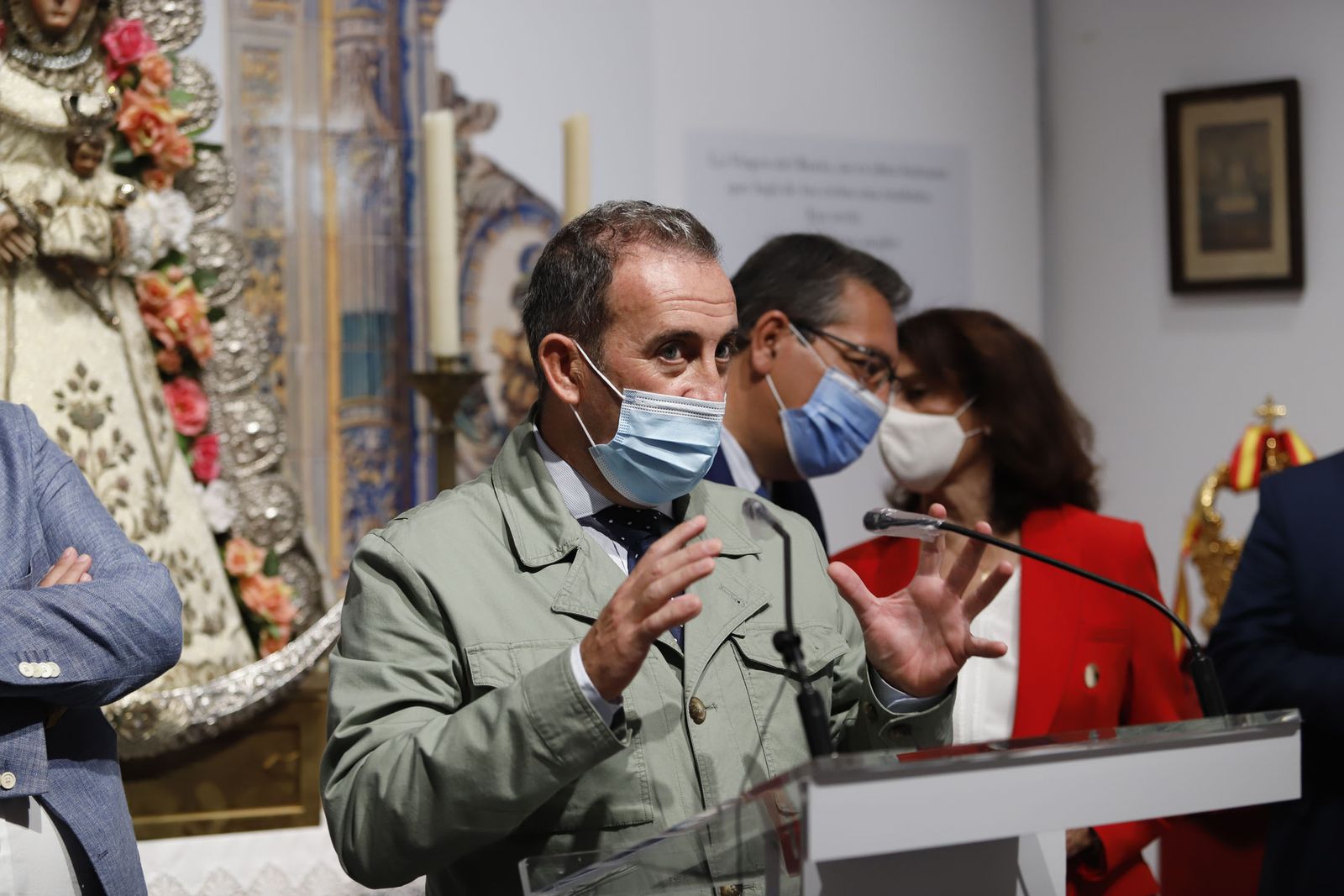 Imágenes de la inauguración de la exposición Regina Roris en la sala de la Fundación Cajasol 'El Comercial'