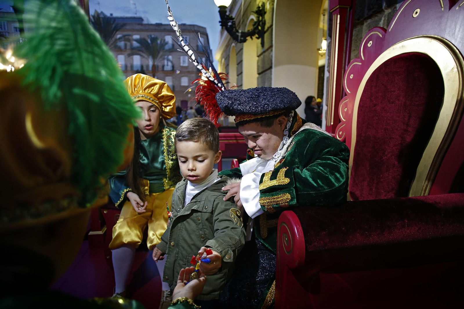 El Cartero Real recoge las cartas de los niños gaditanos para los Reyes Magos
