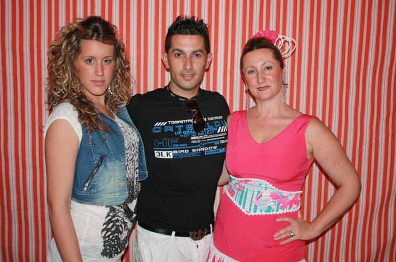 Isabel Suarez Puente con su hermano Juan y su hija Patricia en una de las casetas del recinto ferial

Foto: Fito Carreto