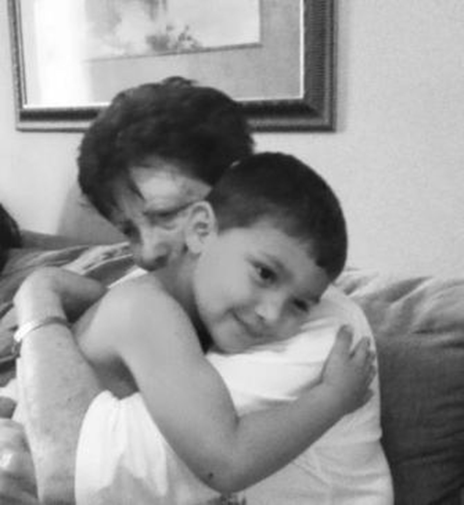 Diana Dalton en la actualidad -arriba y abajo a la izquierda- y en una foto de familia antigua.