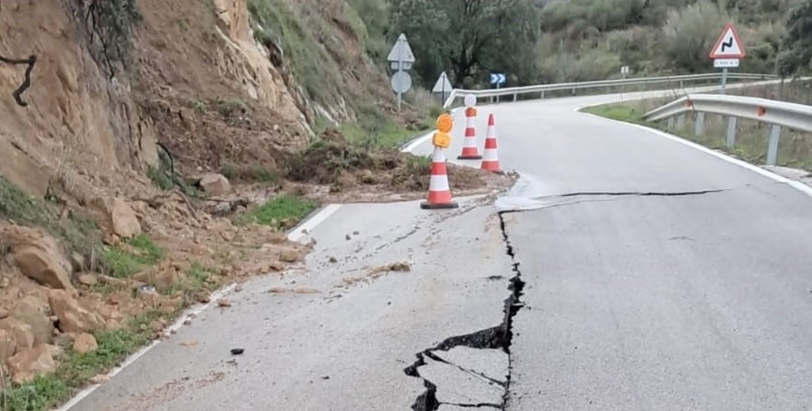 Aspecto de la carretera de Lora a su llegada a Alcalá.