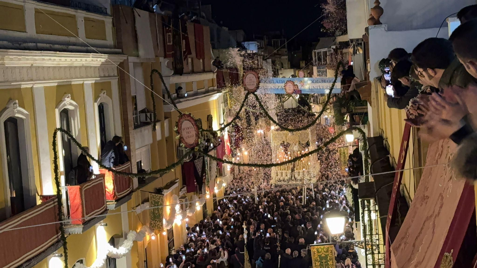 El regreso de la Macarena por la calle Parras