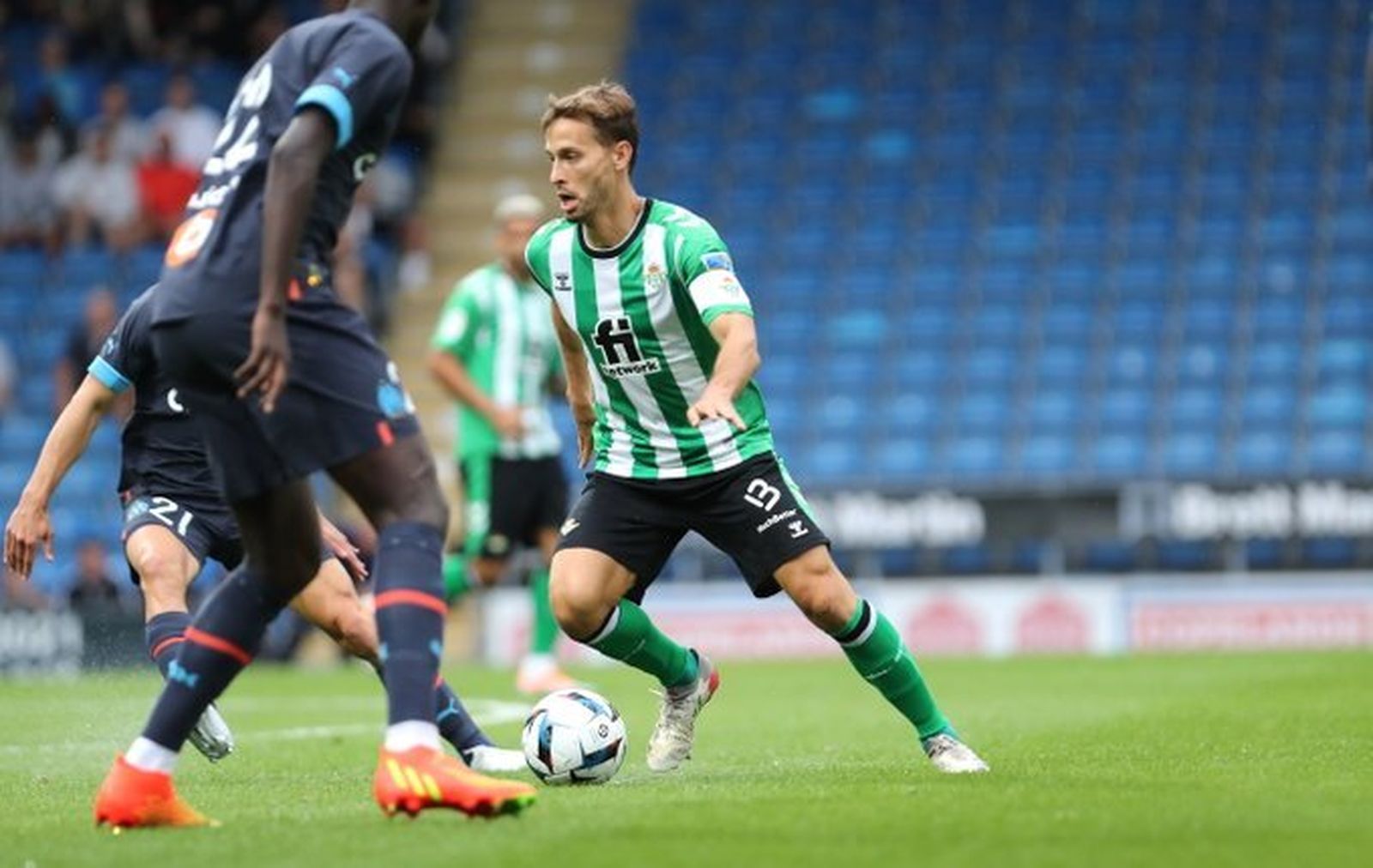 Canales controla el balón en un momento del partido.