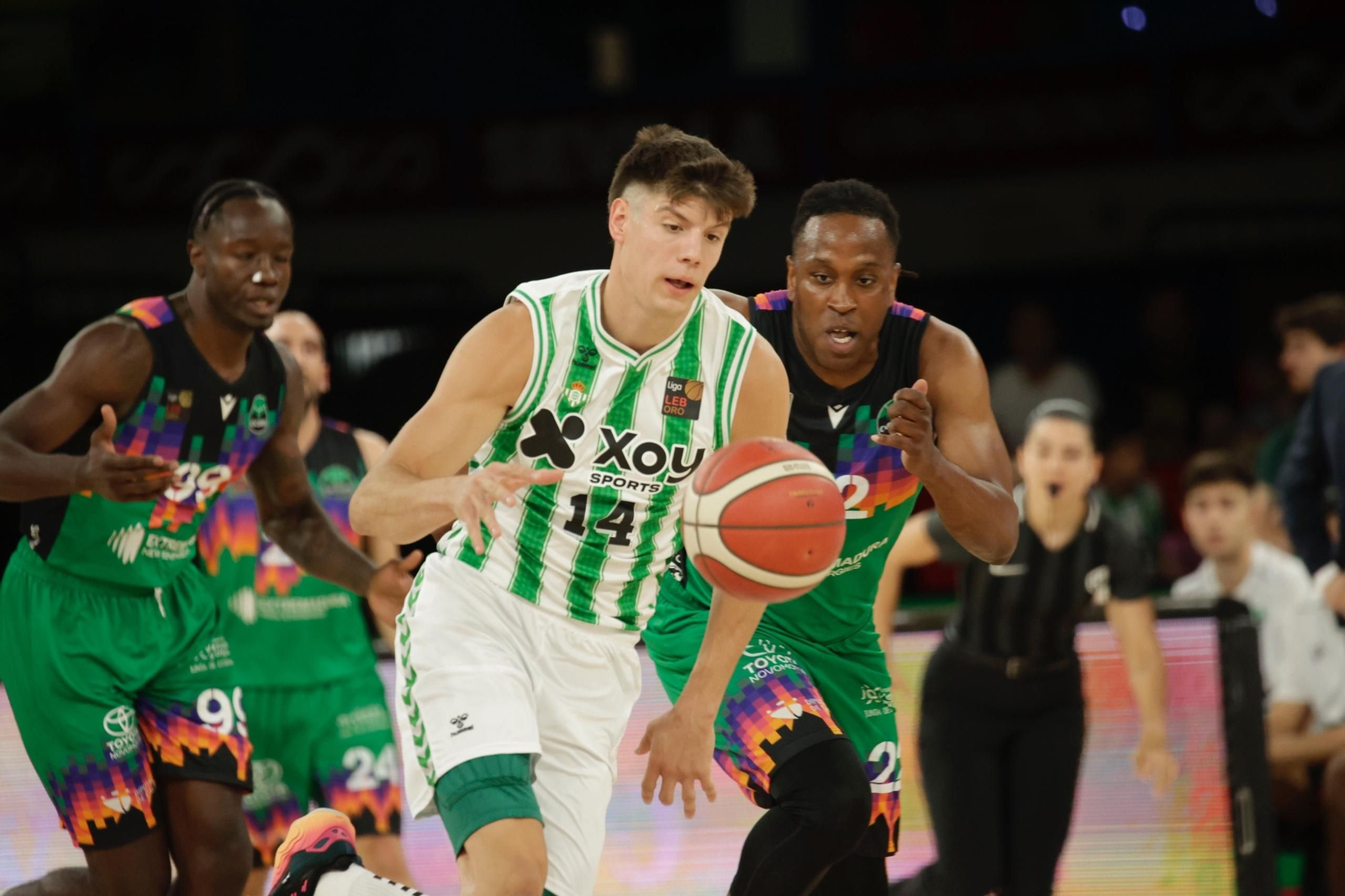 Joaquín Rodríguez se lanza hacia la canasta del Cáceres tras un robo.