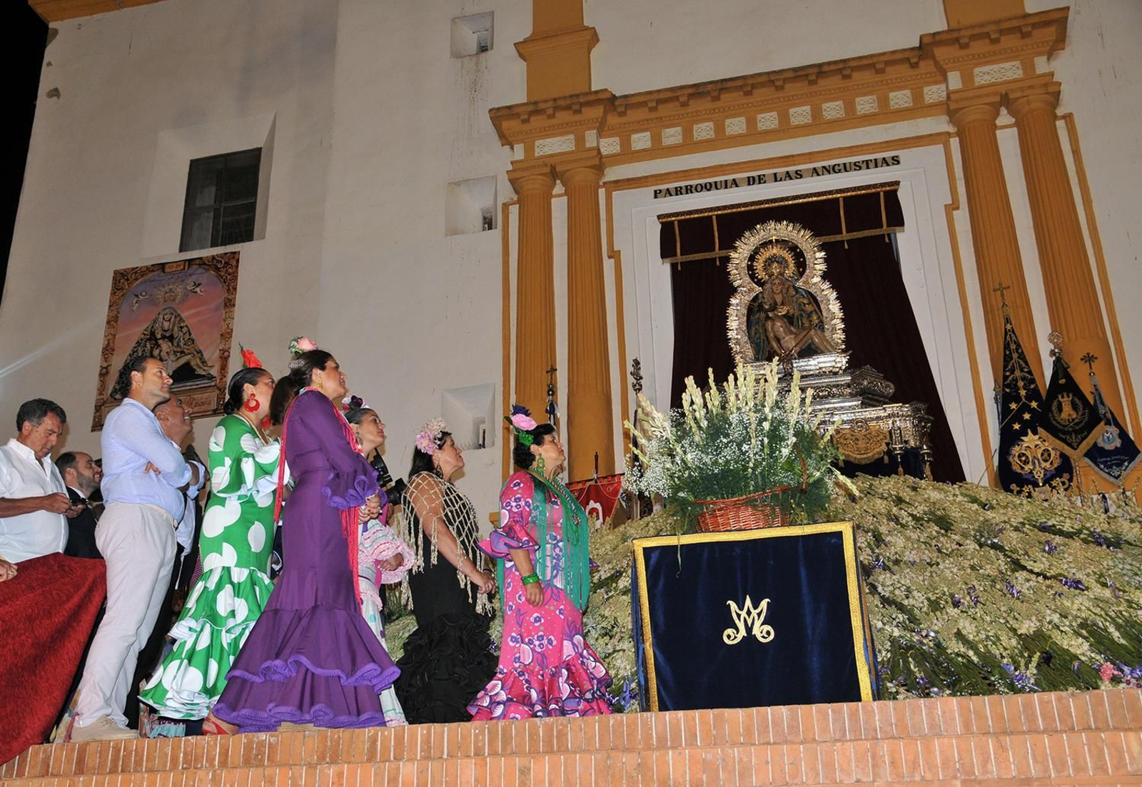 Imagen de la ofrenda floral a la Virgen de las Angustias, ayer en Ayamonte.