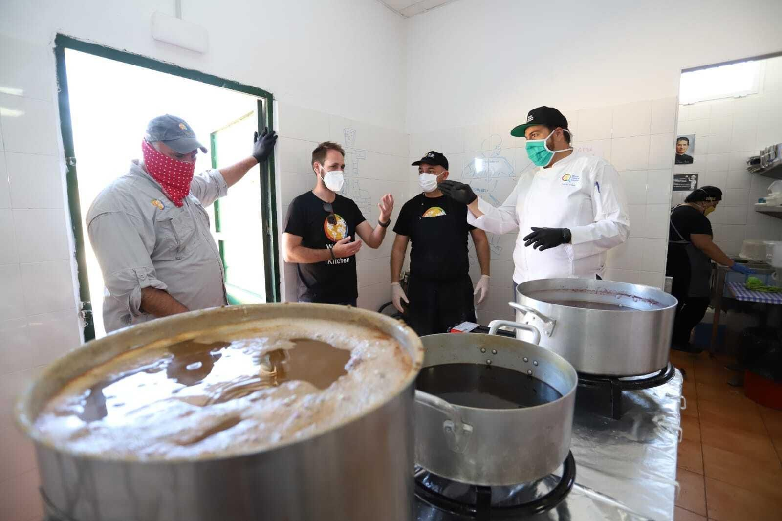 El chef José Andrés visita la cocina solidaria de la Asociación Juvenil Carabela.