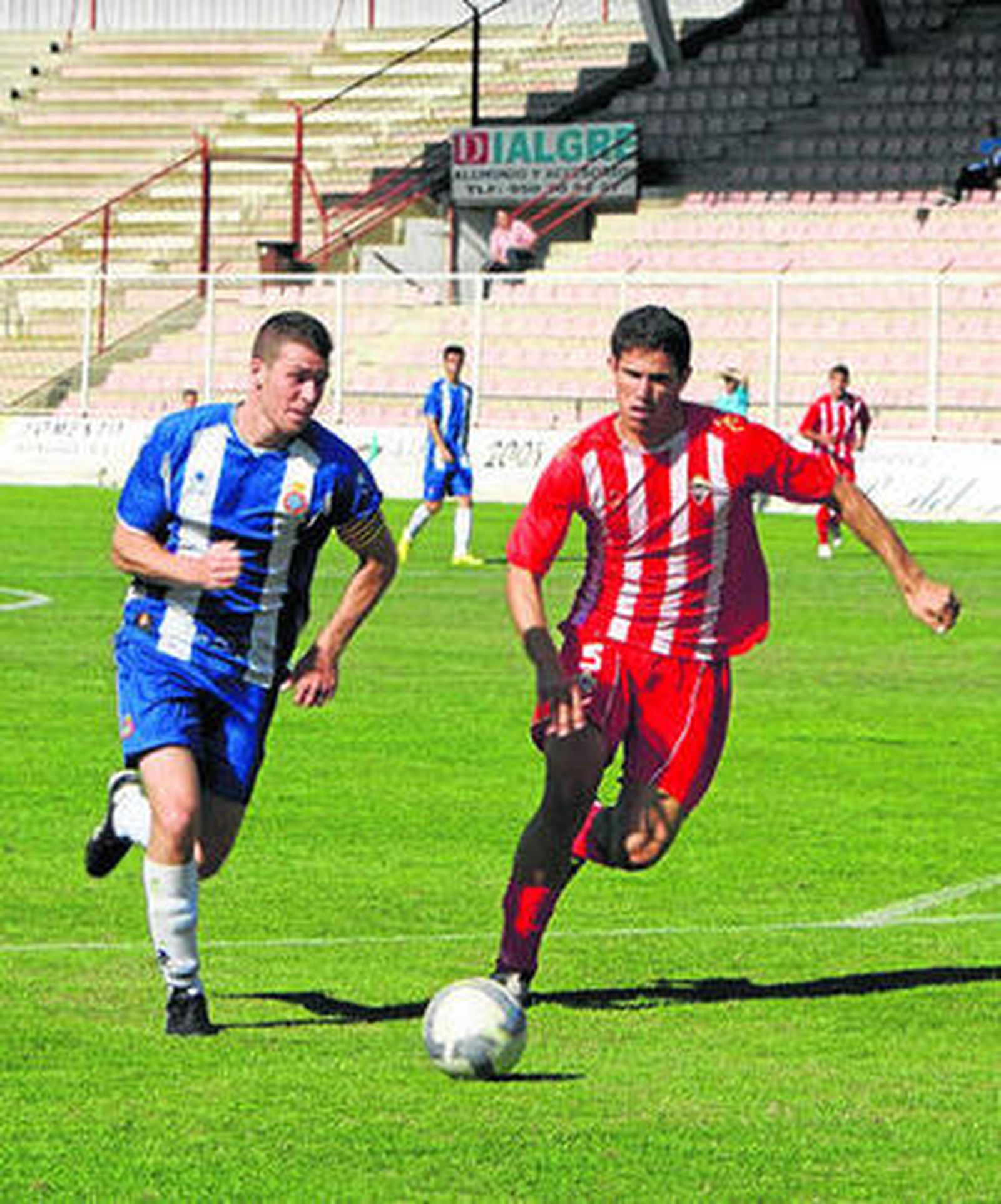 Cruz trata de detener una llegada del delantero blanquiazul Chuli.