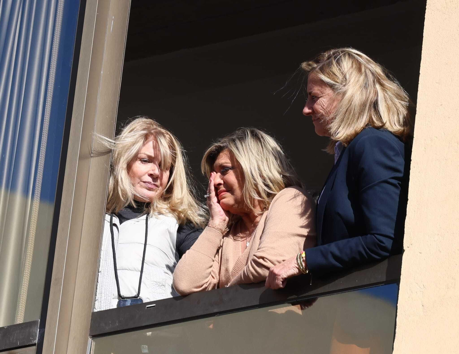 Terelu Campos, emocionada, asomada a un balcón de Carretería este Martes Santo.