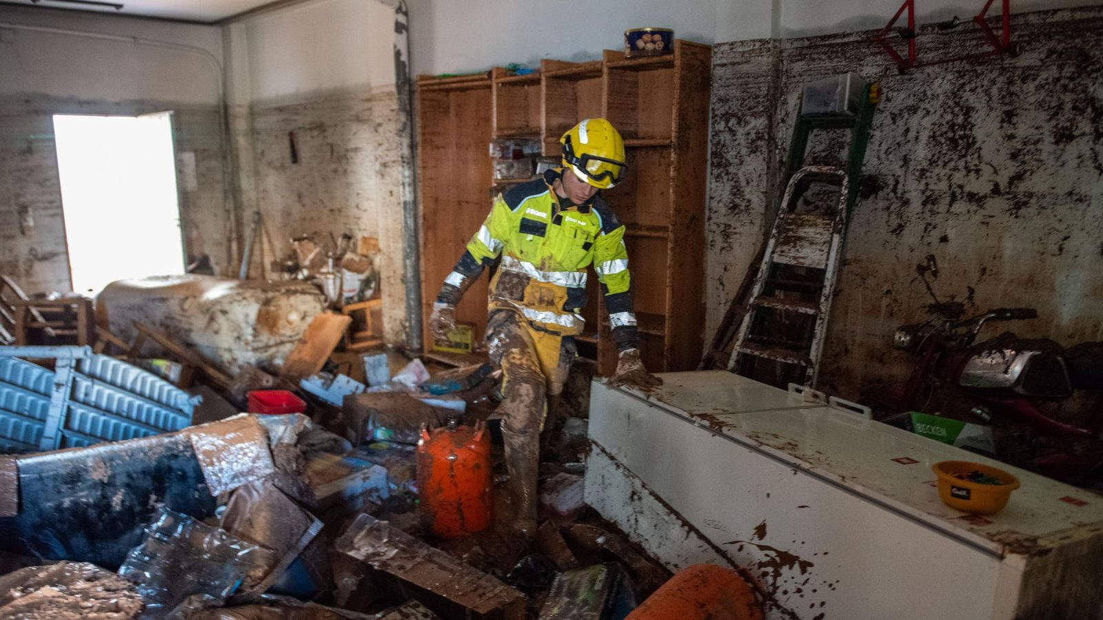Varias personas colaboran en las labores de limpieza, en Utiel, Valencia