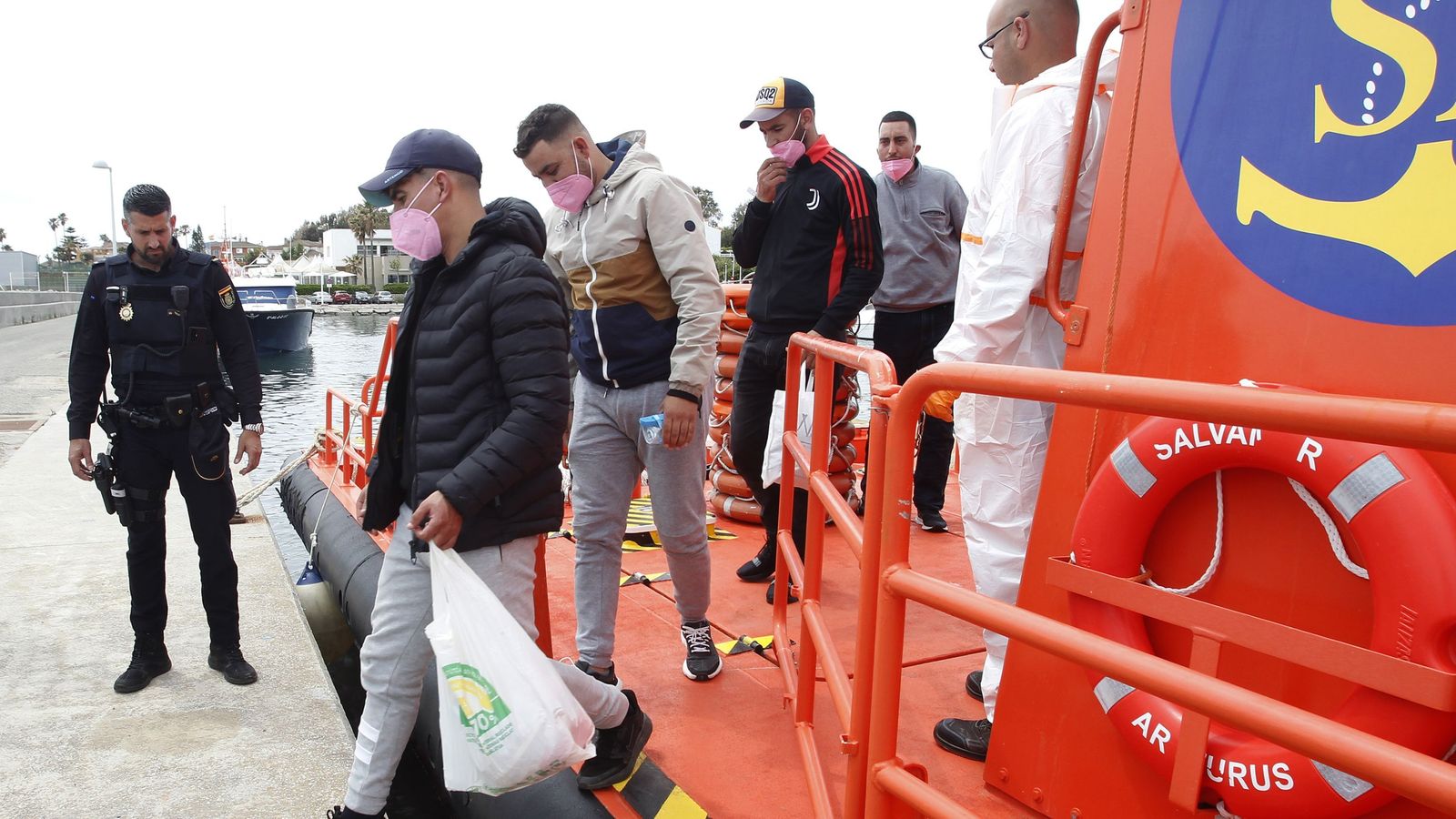 La embarcación de Salvamento Marítimo en el puerto de Algeciras con cuatro varones de origen marroquí rescatados en el Estrecho.