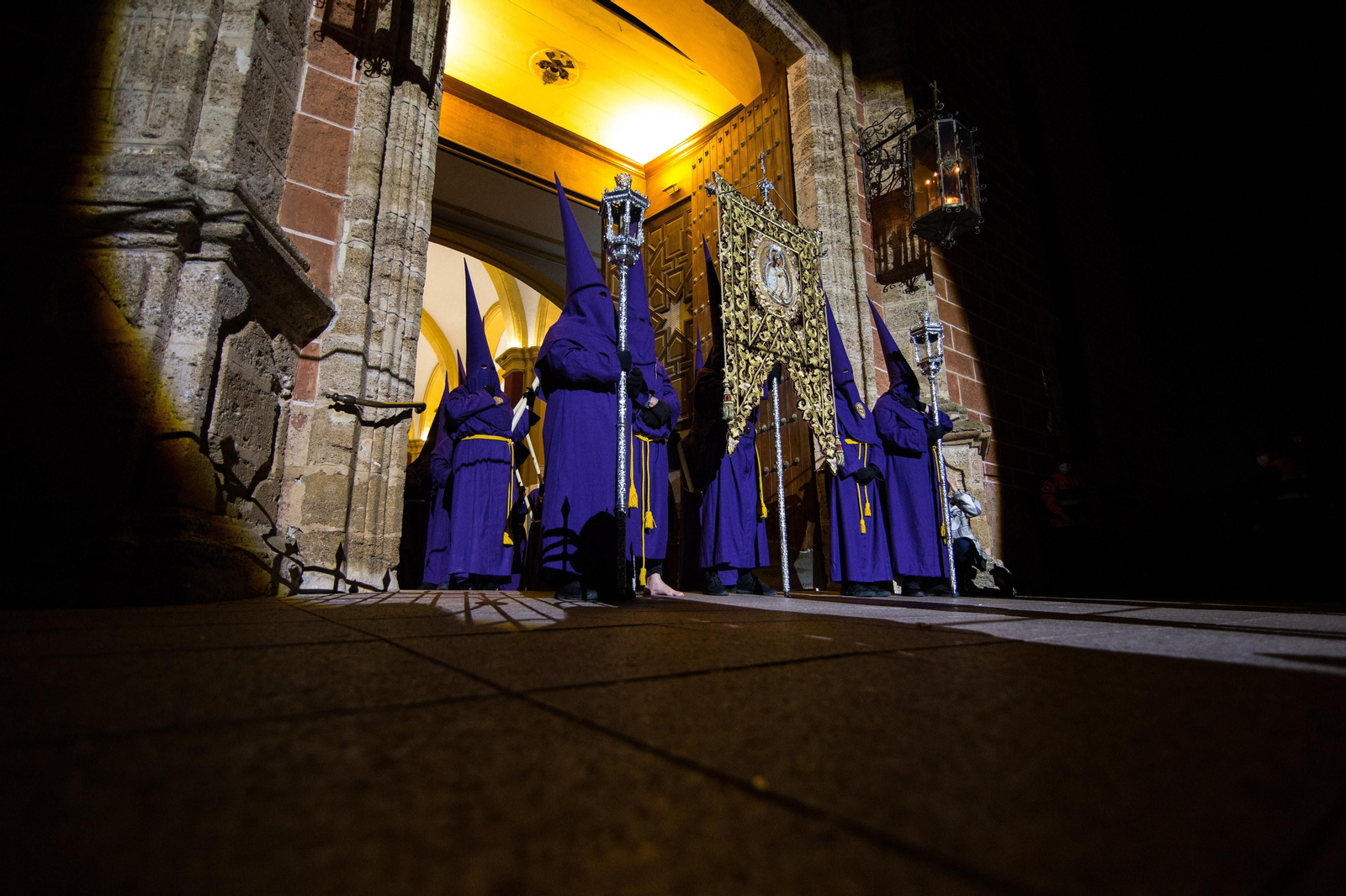 Madrugada de Viernes Santo en San Fernando: Las imágenes del Nazareno