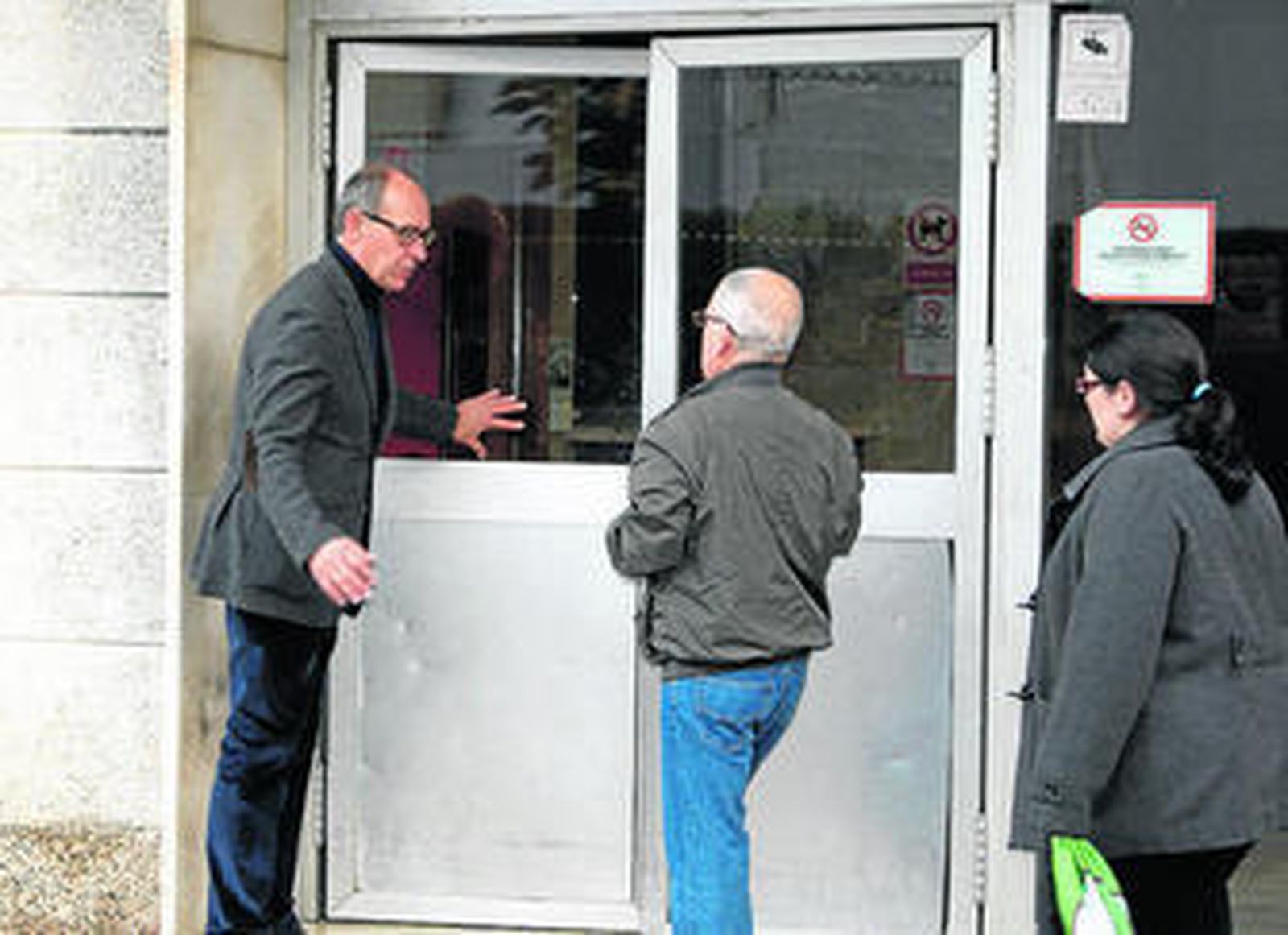 José Juan Díaz Trillo abre la puerta a un usuario del centro de salud Casa del Mar.
