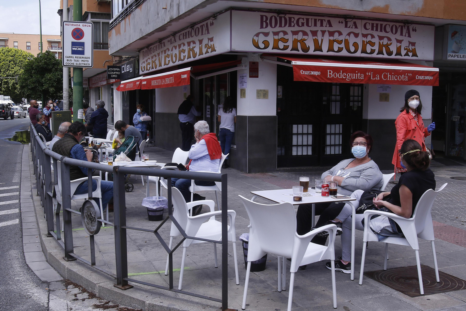 Bar abierto en Sevilla tras finalizar el estado de alarma