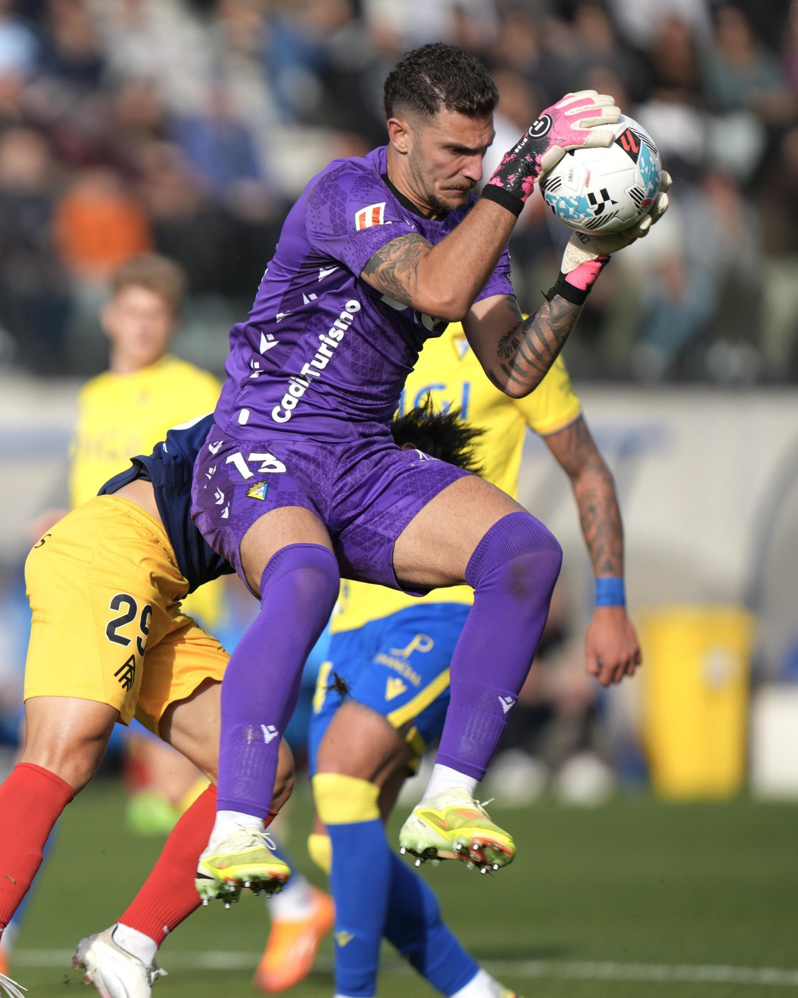 Víctor Aznar atrapa el balón en el partido contra el Andorra.
