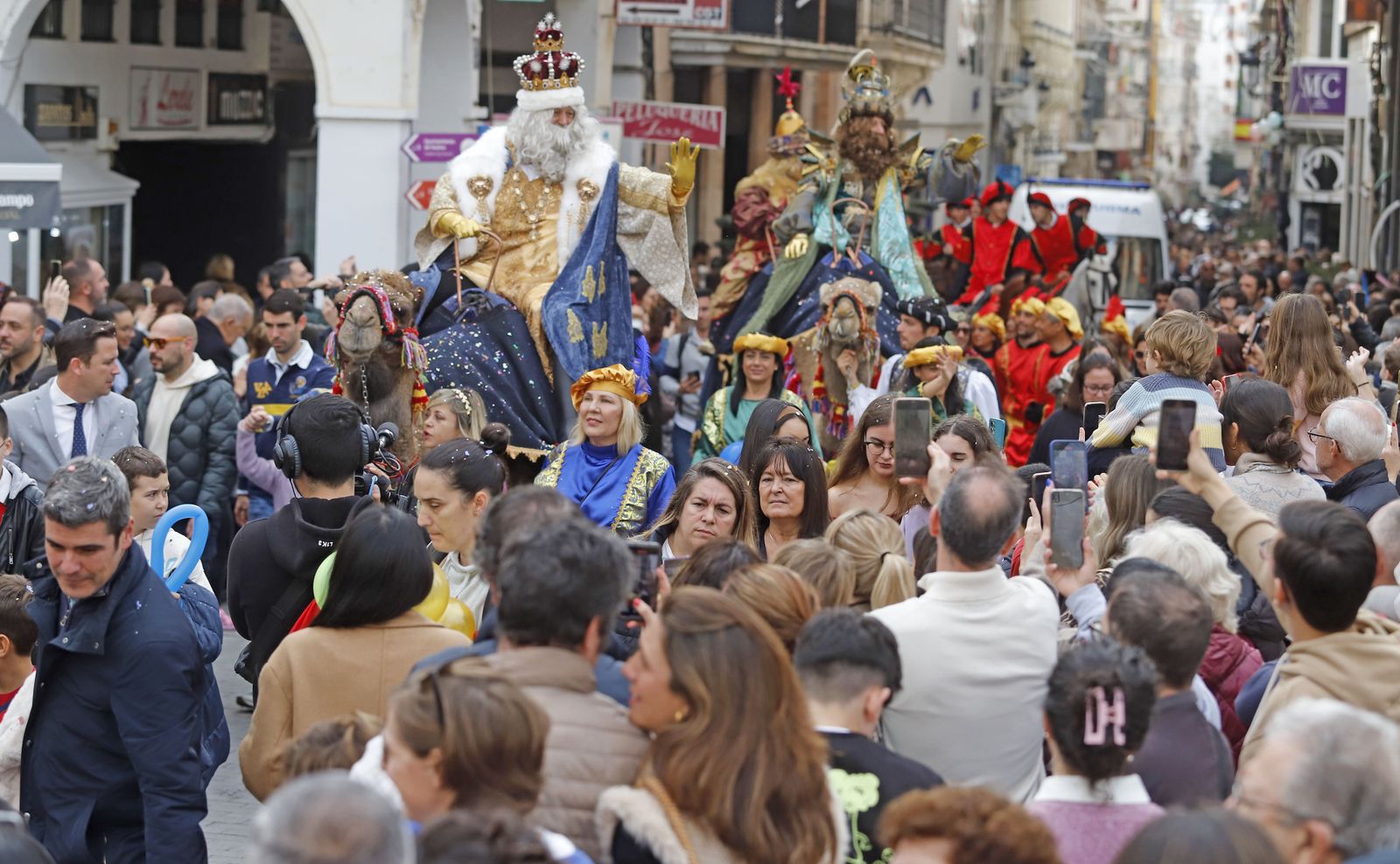 Imágenes de la mágica llegada de los Reyes Magos y la Estrella de la Ilusión a Huelva en barco