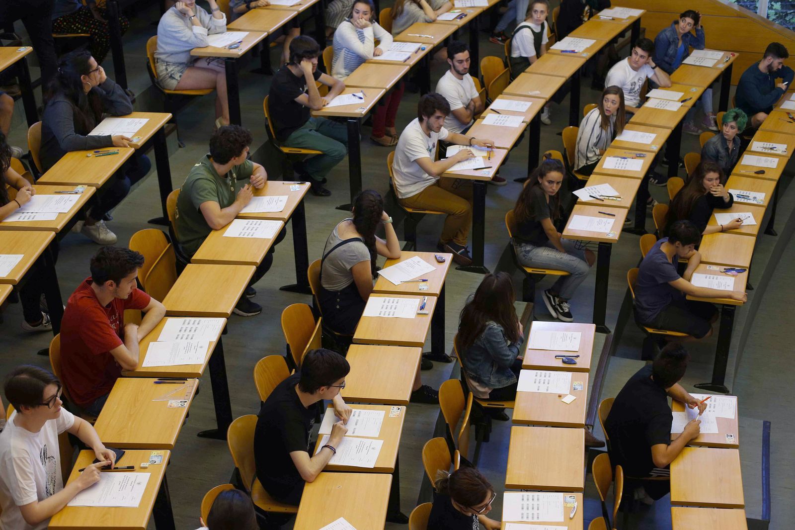 Estudiantes durante la EBAU en la Complutense de Madrid.