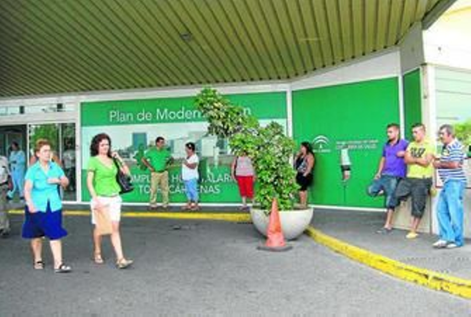 Familiares, médicos y pacientes fuman a las puertas del hospital Torrecárdenas.