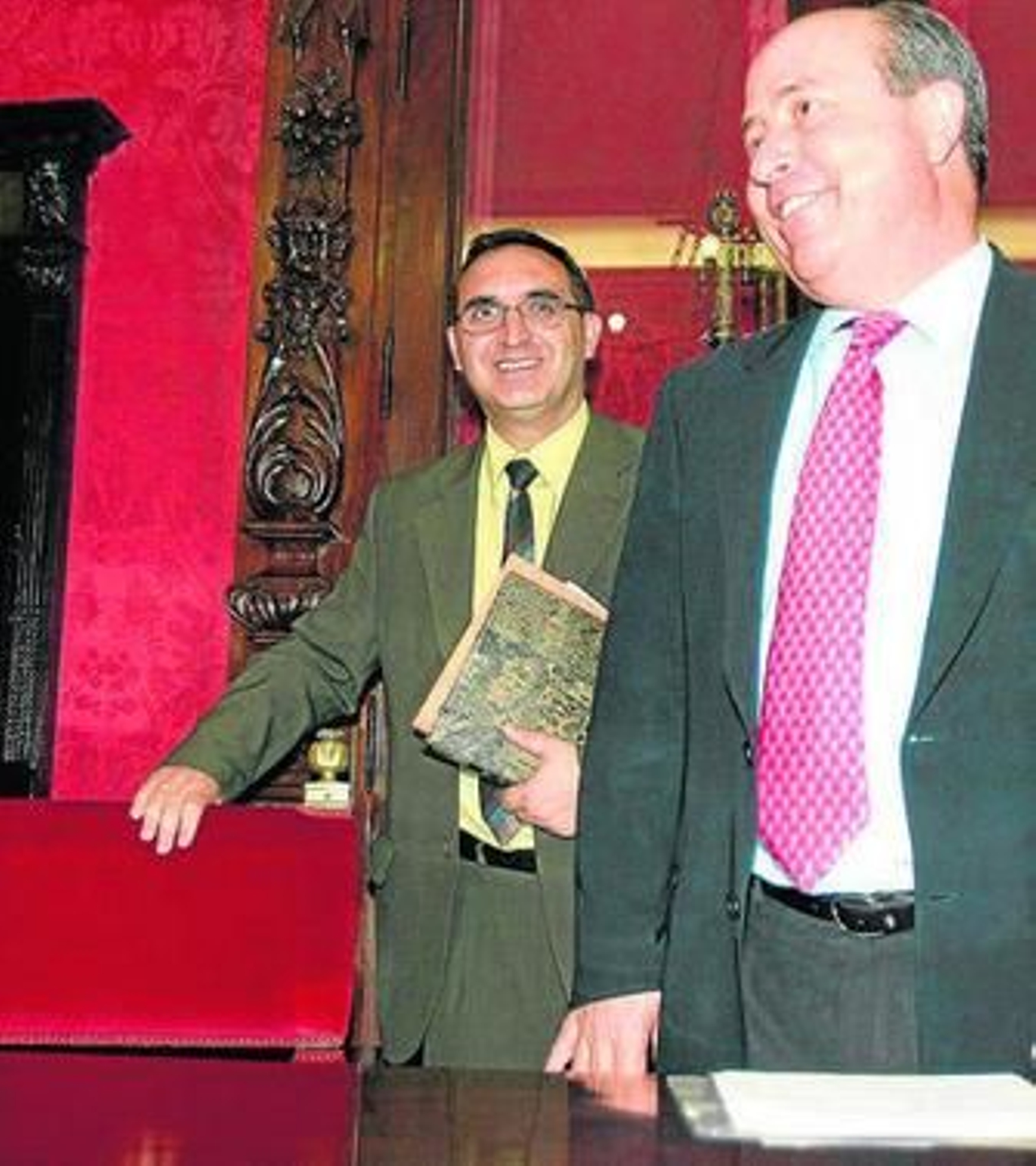 Nahum Álvarez, en un segundo plano, junto al alcalde.