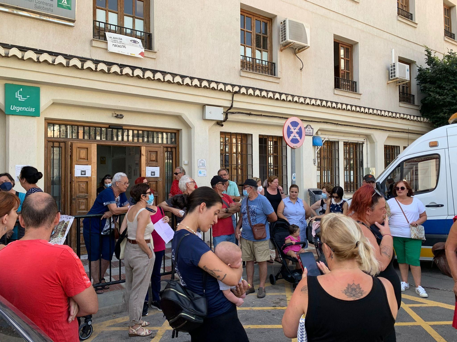 Varios vecinos concentrados a la puerta del centro.