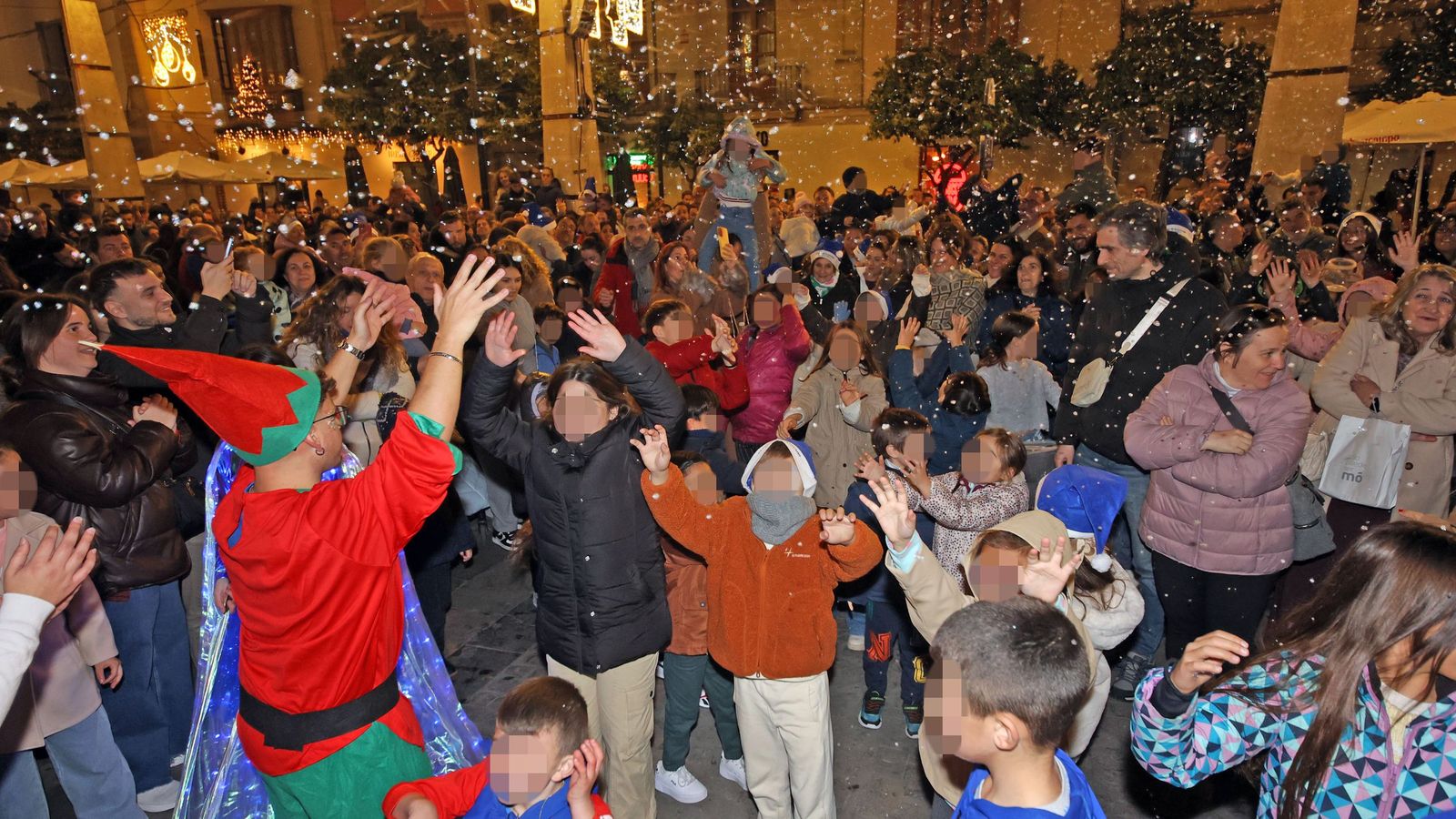 Imágenes del pasacalle navideño de Acoje por el centro de Jerez