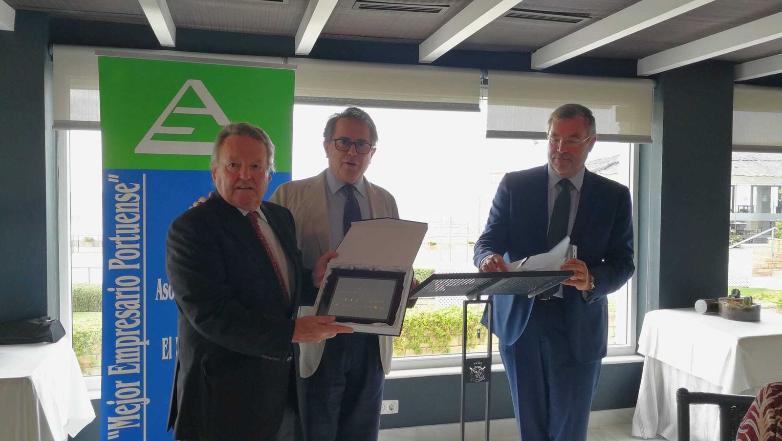 Juan Carlos Gutiérrez Colosía, con el presidente y el secretario de la asociación de empresarios de El Puerto.