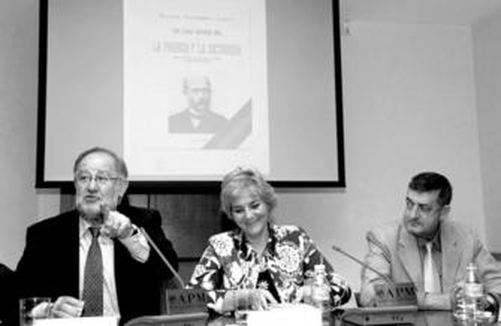 González Urbaneja, Covadonga Porrúa y Antonio Mora, durante el acto celebrado en la Asociación de la Prensa de Madrid.