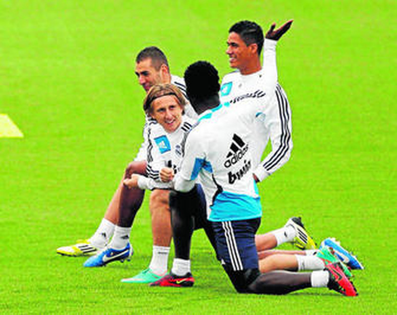 Los madridistas Benzema, Modric, Essien (de espaldas) y Varane, en Valdebebas.